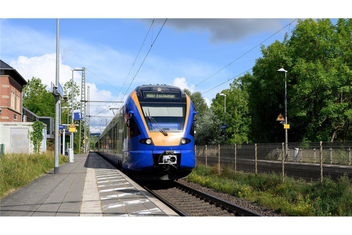 Viele Fragen offen nach Tod von 16-Jähriger in Friedland Noch immer ist unklar, warum eine 16-Jährige in Friedland am Bahnsteig starb. Der Bahnhof steht seither im Fokus der Ermittlungen.