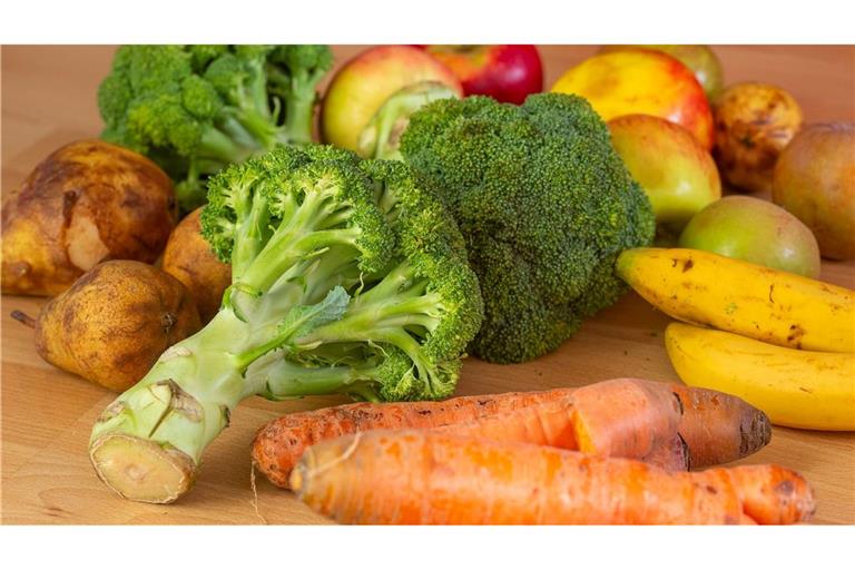 Noch immer landen in Deutschland viele Lebensmittel im Hausmüll, auch wenn sie zum Teil noch zu essen wären. (Symbolbild)