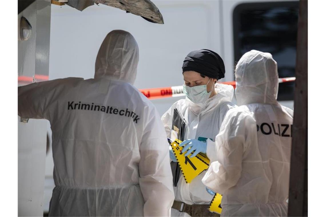 Weiterer Tatverdächtiger im Missbrauchsfall Lügde Noch immer nicht zu Ende durchsucht: Kriminaltechniker auf dem Campingplatz in Lügde. Foto: Guido Kirchner