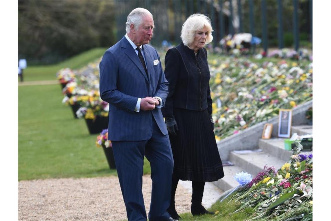Royals müssen bei Trauerfeier Masken tragen Noch immer werden vor dem Buckingham Palace Blumen und Beileidskarten abgelegt. Prinz Charles und seine Frau Camilla besichtigten die inoffizielle Gedenkstätte am Donnerstag. Foto: Jeremy Selwyn/Evening Standard/PA Wire/dpa