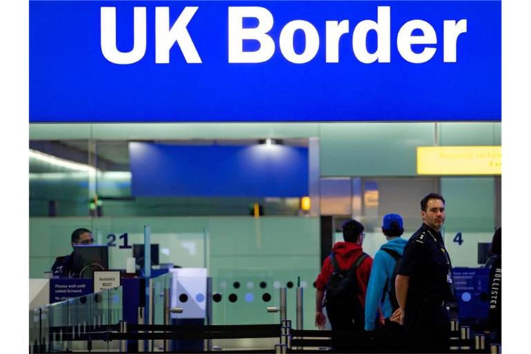 Noch ist das Reisen einfach: Grenzbeamte am Londoner Flughafen Heathrow unter einem Grenzschild. Foto: Andrew Cowie