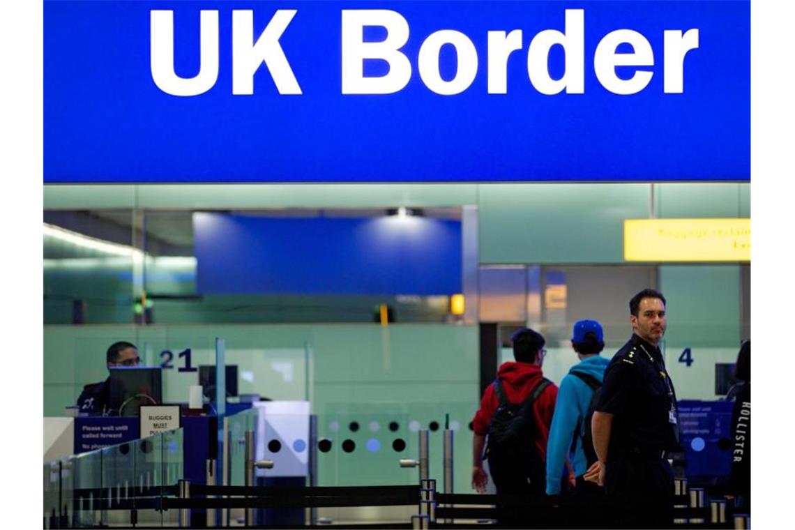 Boris Johnson macht EU finales Brexit-Angebot Noch ist das Reisen einfach: Grenzbeamte am Londoner Flughafen Heathrow unter einem Grenzschild. Foto: dpa