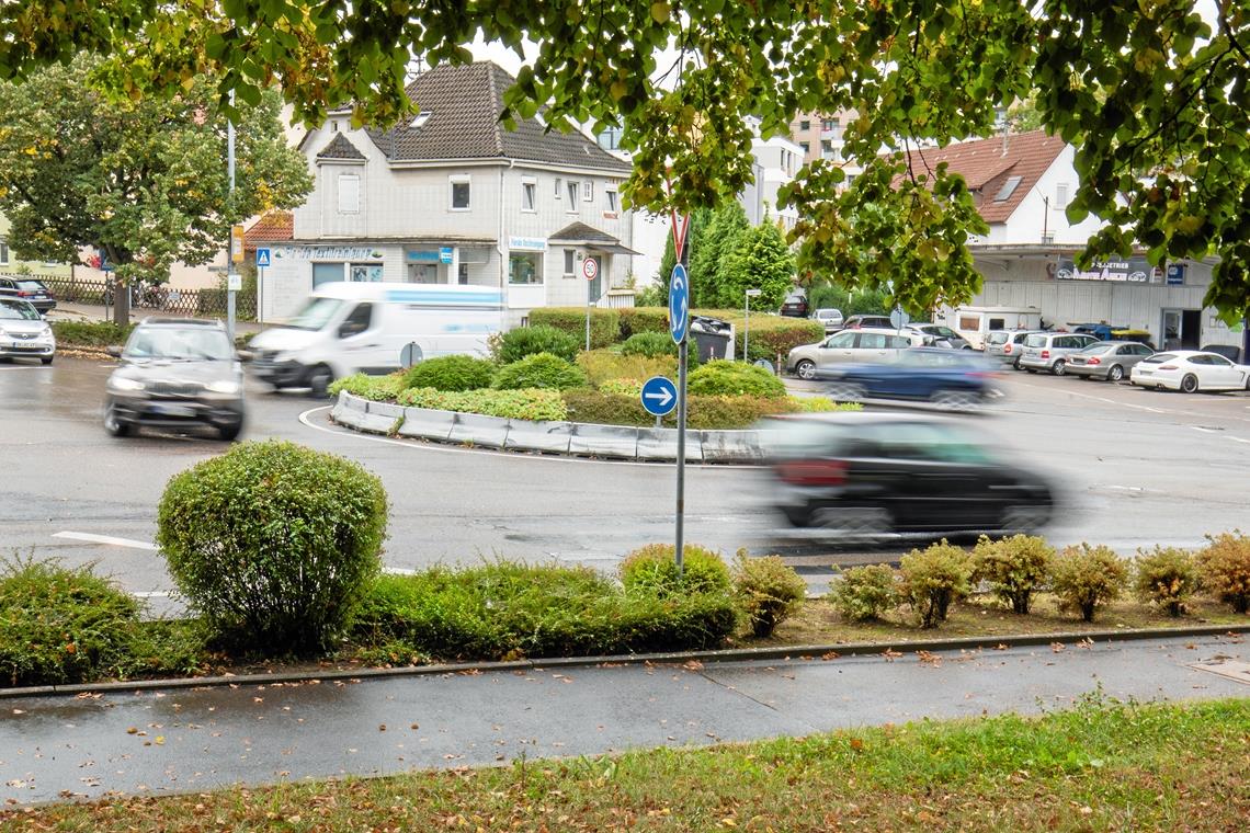 Noch ist der Kreisverkehr beim Backnanger Stadtfriedhof nur ein Provisorium. Wenn eine optimale Lösung gefunden wird, kann der Kreisel bis 2024 ausgebaut werden. Foto: A. Becher