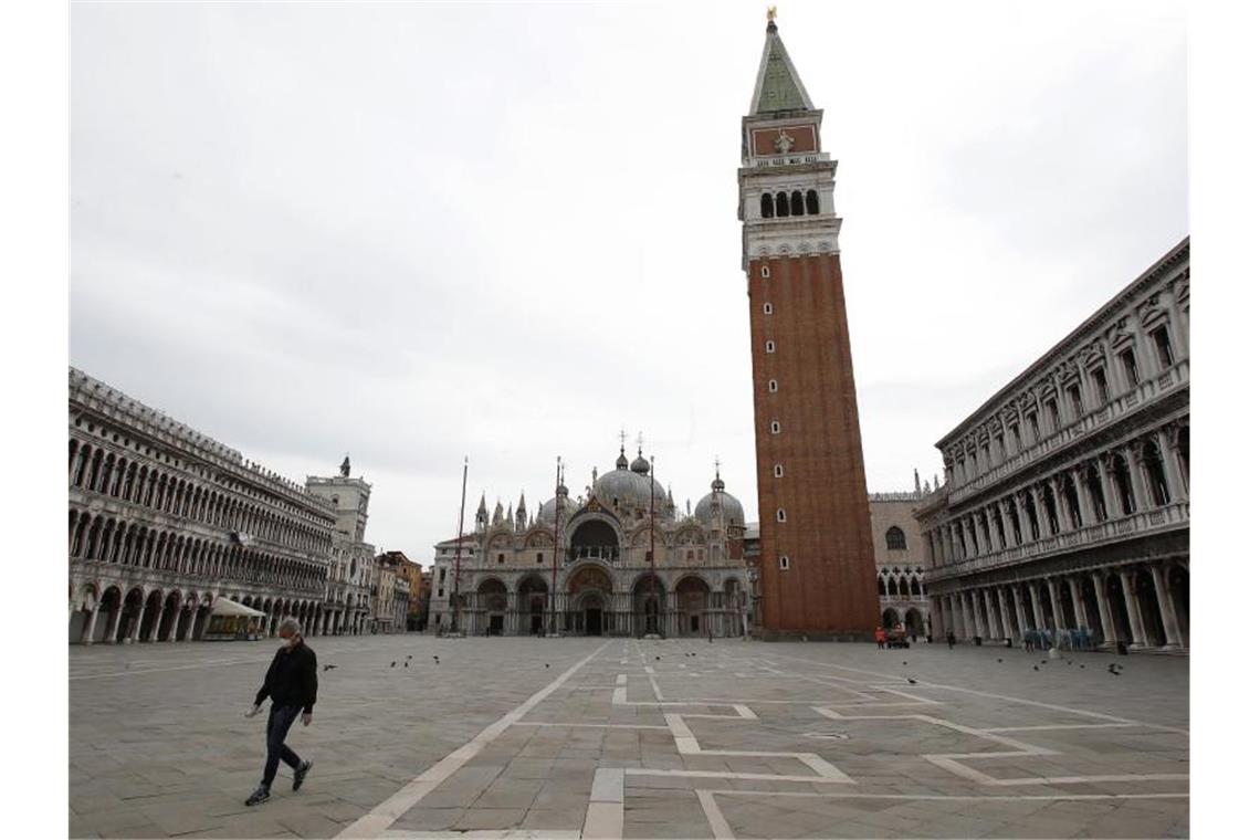 Italien öffnet seine Grenzen für EU-Bürger Noch ist der Markusplatz in Venedig menschenleer. Foto: Antonio Calanni/AP/dpa