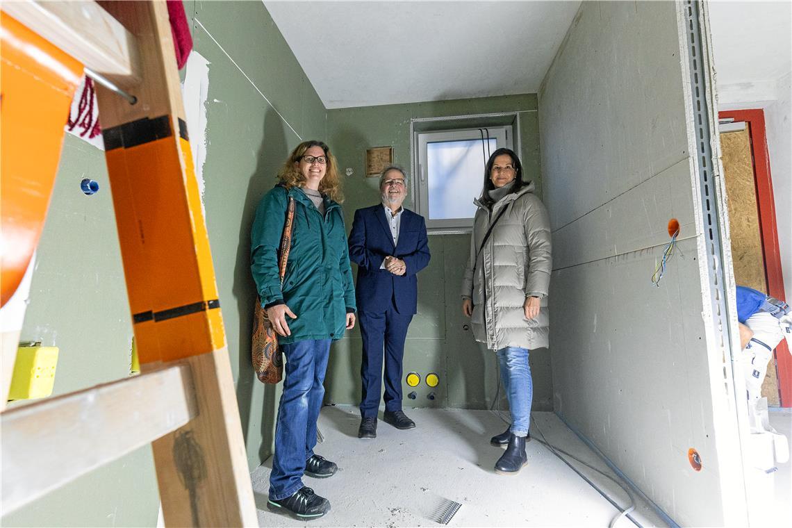 Noch ist der Waschraum Teil der Baustelle, aber geht es nach den Verantwortlichen der Erlacher Höhe Manuela Nesper, Wolfgang Sartorius und Andrea Beckmann (von links), drehen sich hier bald die Trommeln. Foto: Alexander Becher
