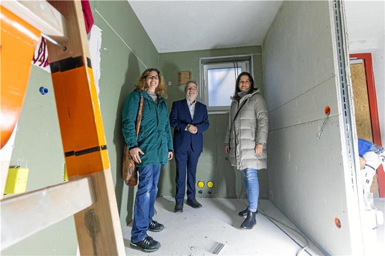 Noch ist der Waschraum Teil der Baustelle, aber geht es nach den Verantwortlichen der Erlacher Höhe Manuela Nesper, Wolfgang Sartorius und Andrea Beckmann (von links), drehen sich hier bald die Trommeln. Foto: Alexander Becher