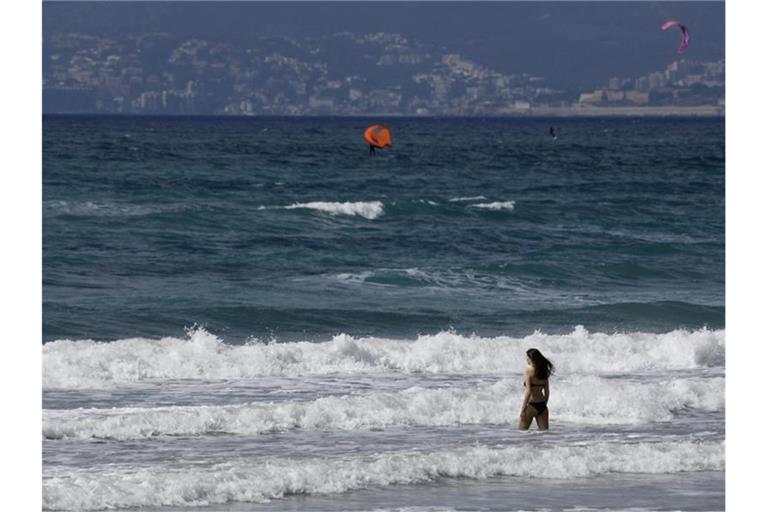 Noch ist dieser Strand von Arenal auf Mallorca leer, aber bald kommen wohl viele deutsche Touristen. Foto: Clara Margais/dpa