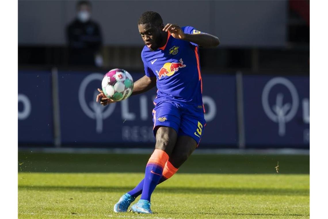 Upamecano gegen seine Zukunft: Punktlandung nach Verletzung? Noch ist offen, ob RB-Trainer Nagelsmann Dayot Upamecano gegen dessen künftigen Arbeitsgeber, den FC Bayern München, auflaufen lässt. Foto: Tom Weller/dpa