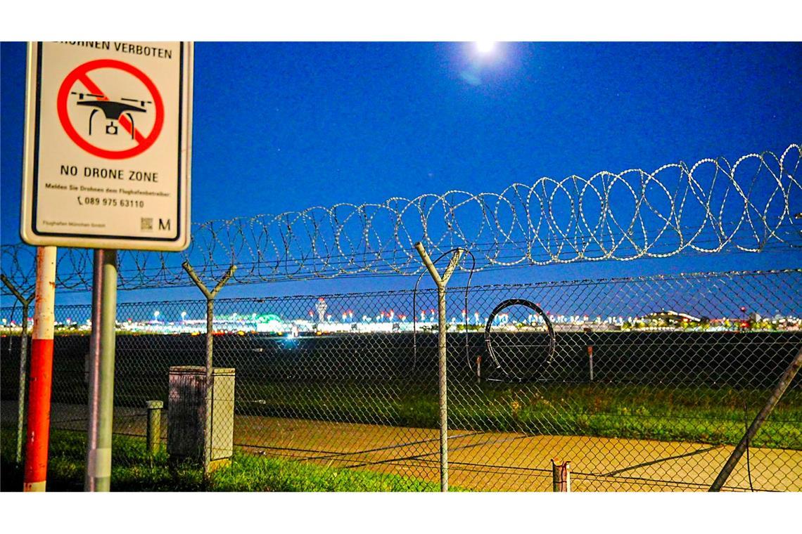 Flughafen München stellt wegen möglicher Drohnen Betrieb ein Noch ist unklar, ob es Drohnen waren.