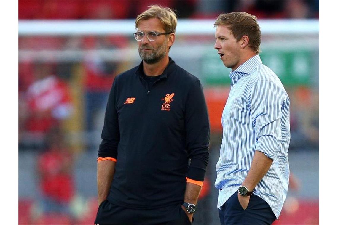 Noch ist unklar, wann RB-Coach Julian Nagelsmann (r) den FC Liverpool mit Jürgen Klopp in Leipzig empfangen kann. Foto: Dave Thompson/AP/dpa