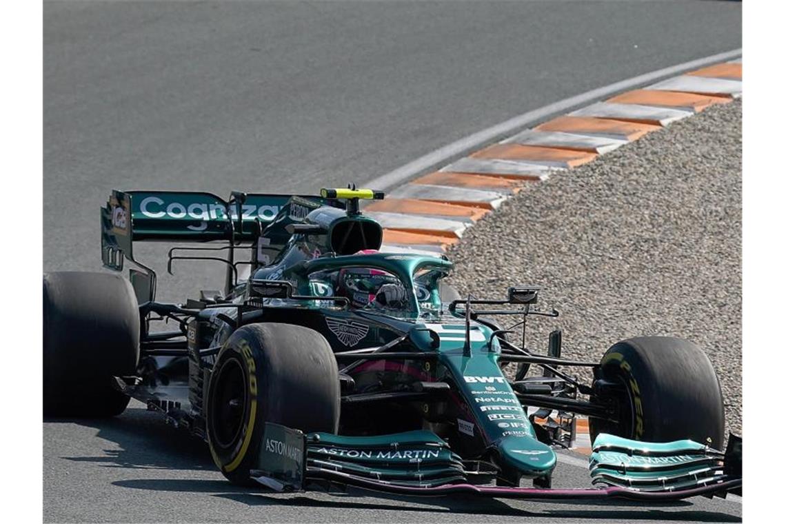 Sieglos-Vettel zwischen Klima-Trip und 007-PR Noch keine Lizenz zum Siegen: Sebastian Vettel vom Team Aston Martin in Aktion. Foto: Hasan Bratic/dpa