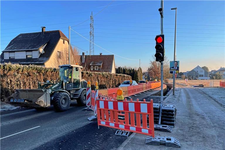 Noch können Autofahrer die Baustelle zwischen Waldrems und Heiningen einspurig passieren, ab März gibt es hier kein Durchkommen mehr. Foto: K. Fritz