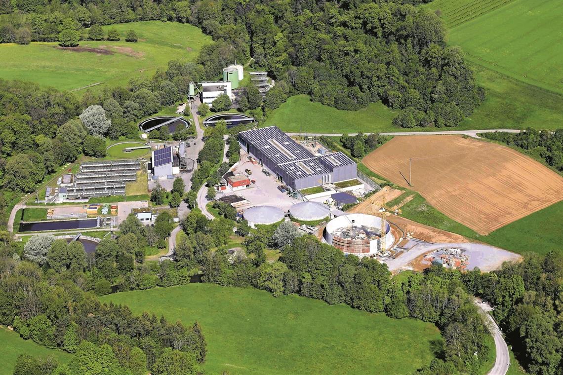 Stadt stößt Klärschlammtrocknung ab Noch läuft sie auf vollen Touren: Die Klärschlammtrocknungsanlage auf dem Kläranlagenareal in Neuschöntal (rechts die Biovergärungsanlage des Landkreises). Luftbild: F. Muhl