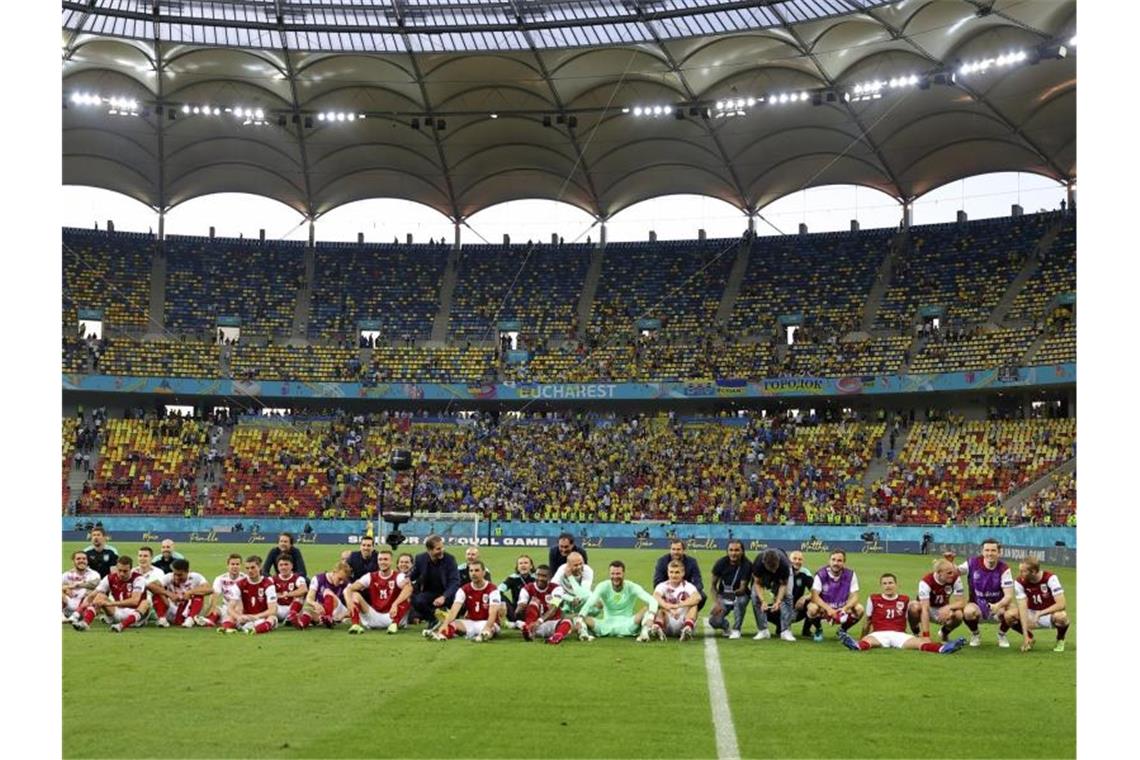 Noch lange nach Spielende genossen die Österreicher den Einzug ins EM-Achtelfinale. Foto: Marko Djurica/Reuters Pool/AP/dpa