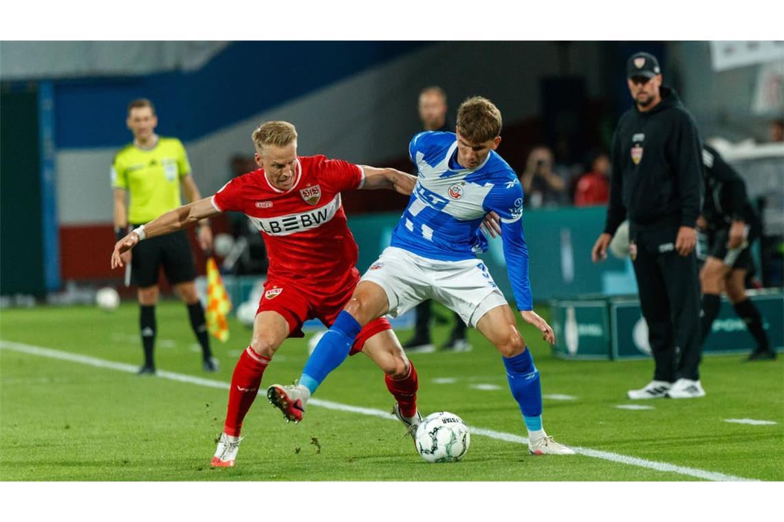 Noch mehr Verletzungspech beim VfB. Chris Führich muss auf dem Feld behandelt werden. Auch für ihn geht es nicht weiter. Bilal El Khannouss übernimmt.