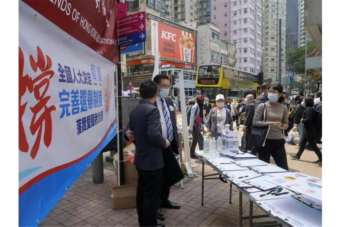 China verschärft Wahlgesetz in Hongkong Noch Mitte März sammelten Pro-China-Mitarbeiter in Hongkong die Unterschriften von Anwohnern zur Unterstützung eines Vorschlags zur Änderung der Wahlregeln. Foto: Kin Cheung/AP/dpa