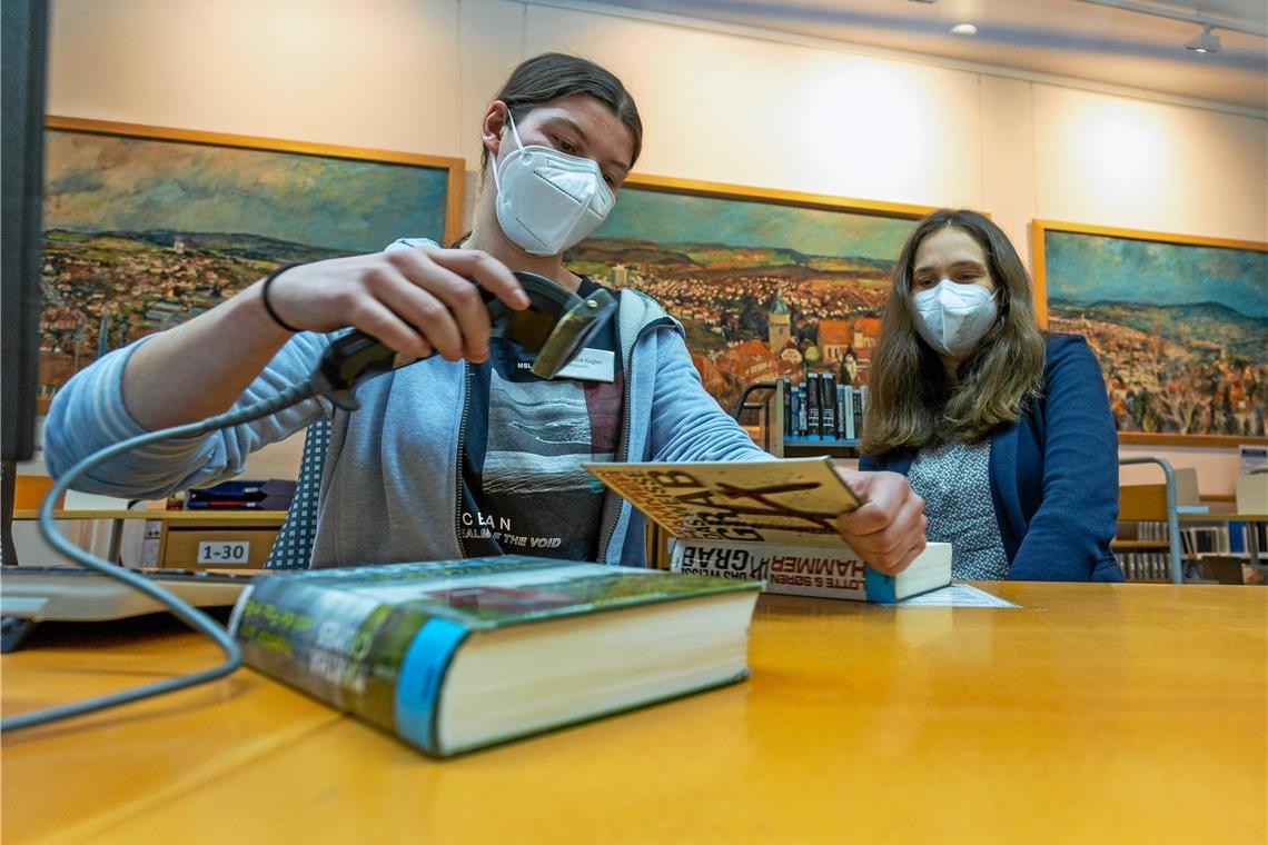 Bücher ausleihen geht bald rund um die Uhr Noch müssen Sandra Kugler (links) und Büchereileiterin Marion Busch vor dem Ausleihen jedes Buch einzeln von Hand scannen. Mit der neuen RFID-Technologie kann künftig ein ganzer Stapel auf einmal verbucht werden. Foto: A. Becher