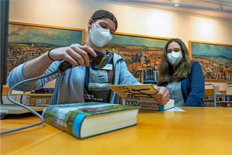 Noch müssen Sandra Kugler (links) und Büchereileiterin Marion Busch vor dem Ausleihen jedes Buch einzeln von Hand scannen. Mit der neuen RFID-Technologie kann künftig ein ganzer Stapel auf einmal verbucht werden. Foto: A. Becher