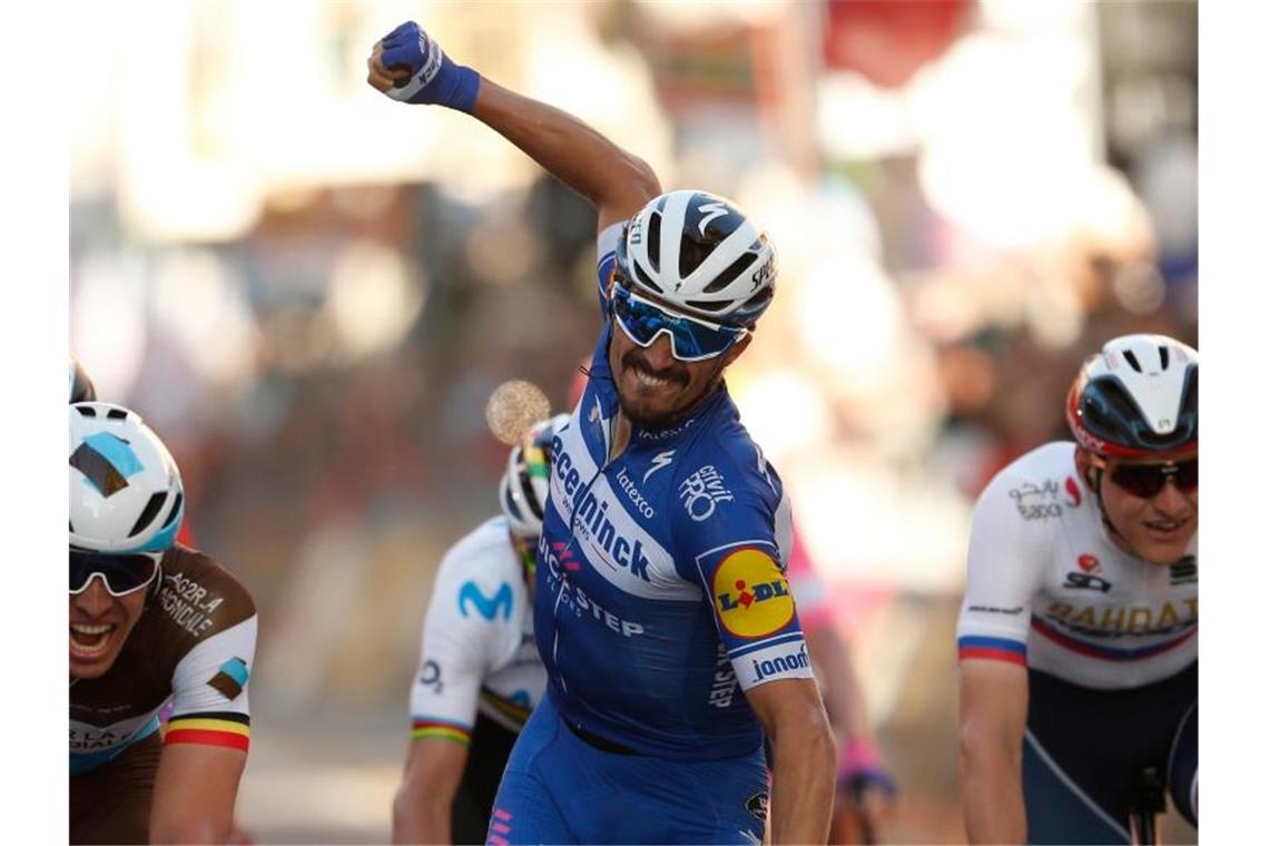Frühjahrsklassiker im Hochsommer: 299 Kilometer bis Sanremo Noch nicht in Bestform: Vorjahressieger des Klassikers Mailand - Sanremo: Julian Alaphilippe (M) aus Frankreich. Foto: Yuzuru Sunada/BELGA/dpa