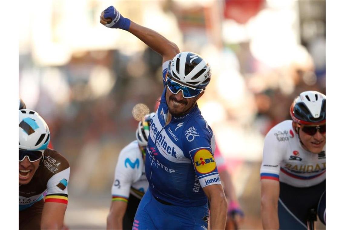 Noch nicht in Bestform: Vorjahressieger des Klassikers Mailand - Sanremo: Julian Alaphilippe (M) aus Frankreich. Foto: Yuzuru Sunada/BELGA/dpa