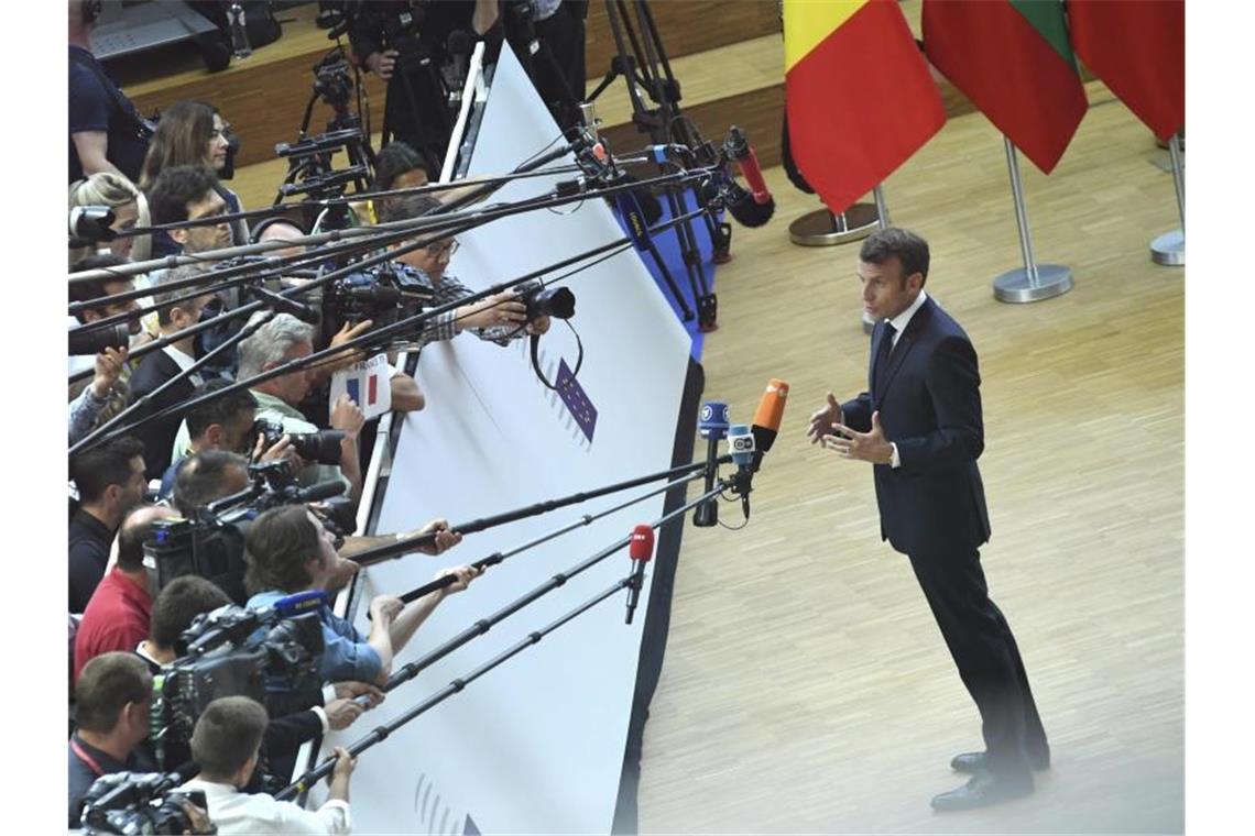 Keine Lösung im Ringen um EU-Spitzenjobs - Gipfel vertagt Noch nichts zu verkünden: Frankreichs Präsident Emmanuel Macron während des nächtlichen Verhandlungsmarathons in Brüssel. Foto: Riccardo Pareggiani/AP
