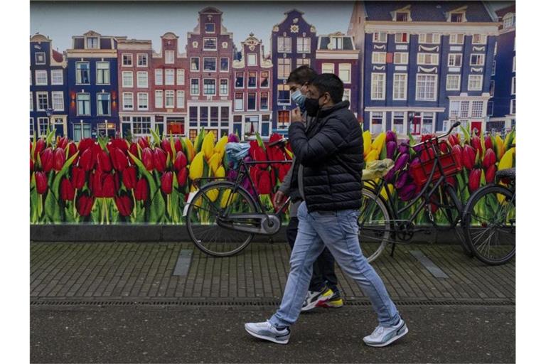 Noch nie zuvor war in den Niederlanden an einem Tag die Marke von 25.000 überschritten worden. Foto: Peter Dejong/AP/dpa