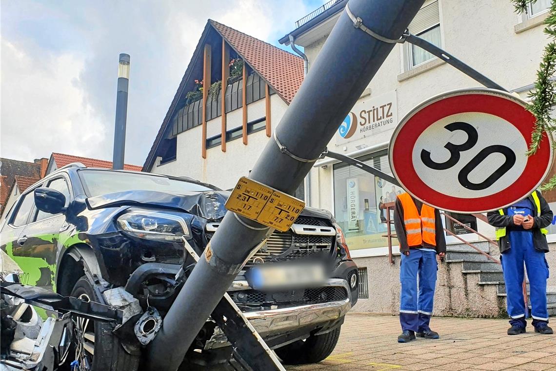 Kollision in der 30er-Zone Noch recht glimpflich ging am Mittwoch ein Unfall auf der Backnanger Straße in Rudersberg aus. Der Schaden ist mit rund 15000 Euro allerdings nicht von Pappe. Foto: 7aktuell/K. Lermer