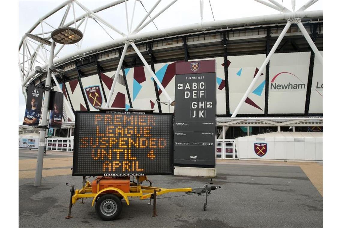 Noch ruht der Ball: Eine Anzeige informiert vor dem dem Heimatstadion von West Ham United über das Aussetzen der Spiele. Foto: Steven Paston/PA Wire/dpa
