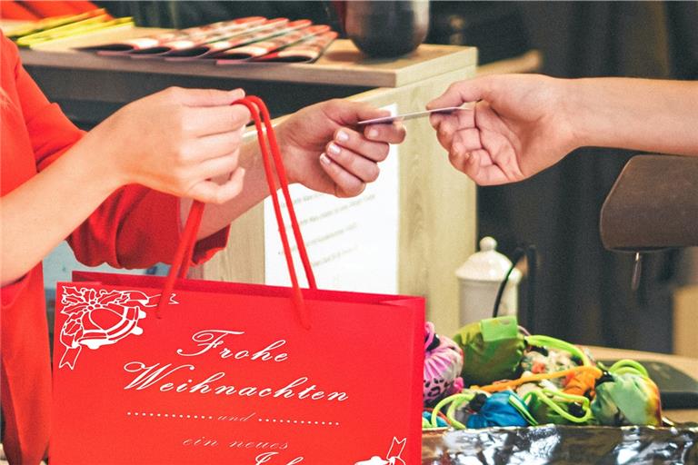 Noch schnell ein Weihnachtsgeschenk besorgt: Auch heute, einen Tag vor Heiligabend, erwarten die Händler nochmals einen Ansturm. Foto: Adobe Stock