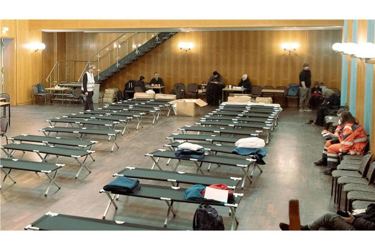 Noch sind die rund 25 Betten im Bürgersaal Zehlendorf für die Nacht nicht in Beschlag genommen.