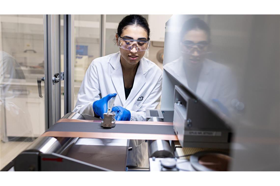 Noch sind die Stückzahlen bescheiden: Nur einige Hundert Batteriezellen pro Tag verlassen anfangs das Werk.