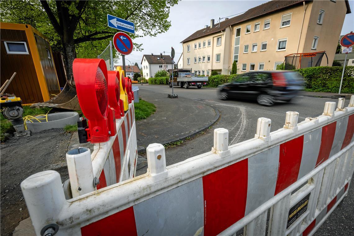 Riesenbaustelle im Quartier „In der Plaisir“ in Backnang Noch sind es nur Vorarbeiten, die zu sehen sind. Der erste richtige Eingriff betrifft demnächst im ersten Bauabschnitt die Straße In der Plaisir zwischen der Einmündung Lutherweg und Frankfurter Straße. Foto: Alexander Becher