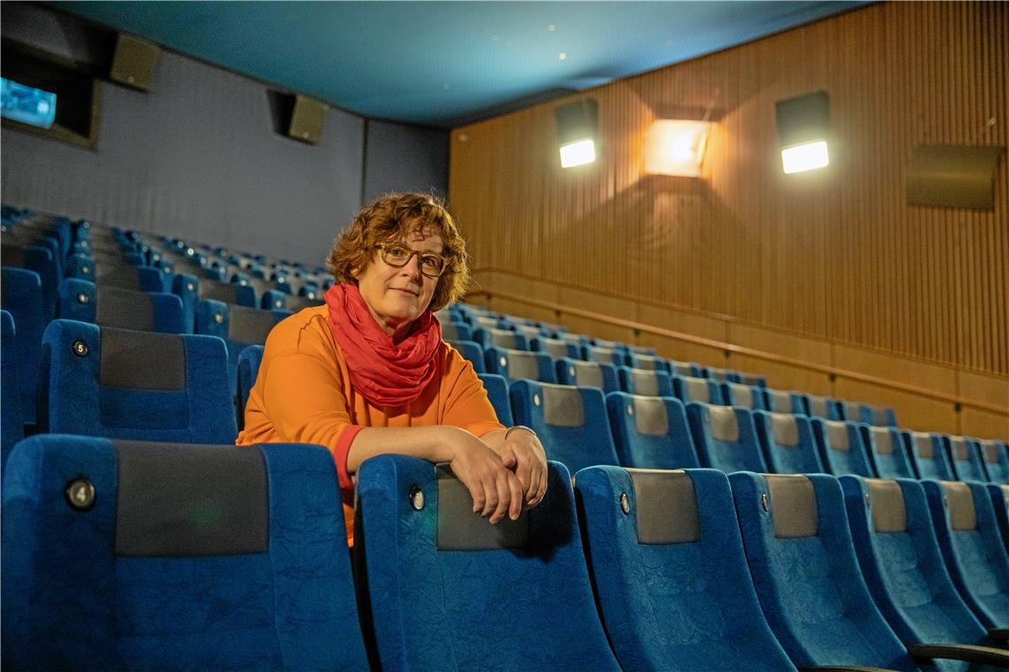 Noch sind fast alle Sitzplätze im Kino Universum frei. Annegret Eppler sitzt allein vor der großen Leinwand. Das soll sich bald ändern. Fotos: A. Becher