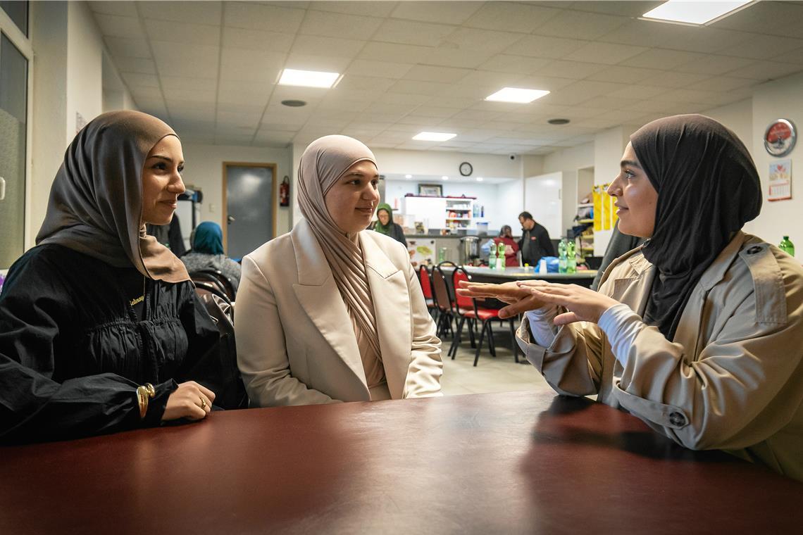 Noch steht an diesem Tag um 18 Uhr nichts auf dem Tisch: Rund 20 Minuten müssen sich Belinay Yazici (von links), Ece Mercedes Iscan und Zehra Genc in der Backnanger Moschee noch gedulden, bis sie essen können. Foto: Alexander Becher