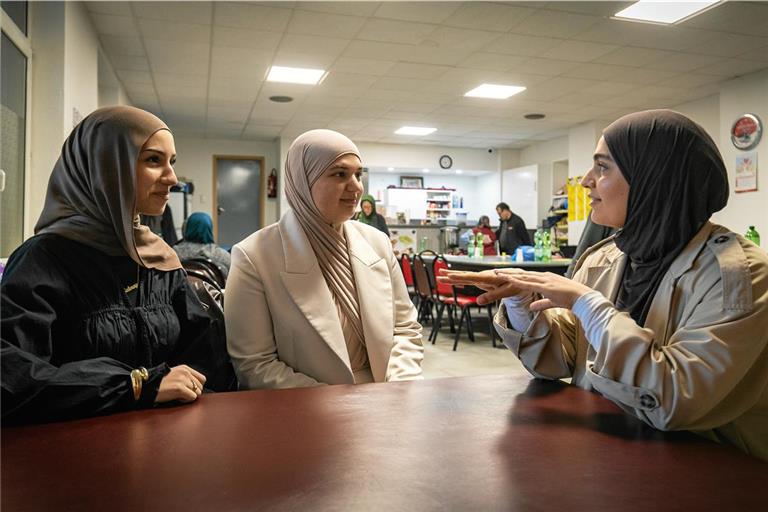 Noch steht an diesem Tag um 18 Uhr nichts auf dem Tisch: Rund 20 Minuten müssen sich Belinay Yazici (von links), Ece Mercedes Iscan und Zehra Genc in der Backnanger Moschee noch gedulden, bis sie essen können. Foto: Alexander Becher