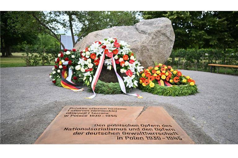 Noch steht nur ein provisorischer Gedenkstein an der Stelle in Berlin, an der noch ein Gedenkort entstehen soll.
