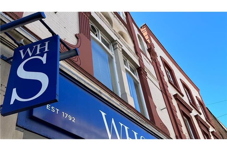 Noch typisch für britische Innenstädte: Filialen von WH Smith. (Archivbild)