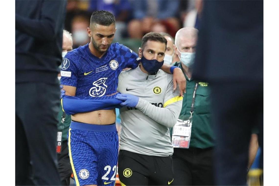 Noch vor der Pause musste Chelsea-Torschütze Hakim Ziyech verletzt ausgewechselt werden. Foto: Peter Morrison/AP/dpa