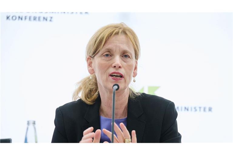 Noch vor der Sommerpause sollen Experten nun Empfehlungen für die Social-Media-Nutzung von Kindern und Jugendlichen vorlegen, kündigt Ministerin Prien an.