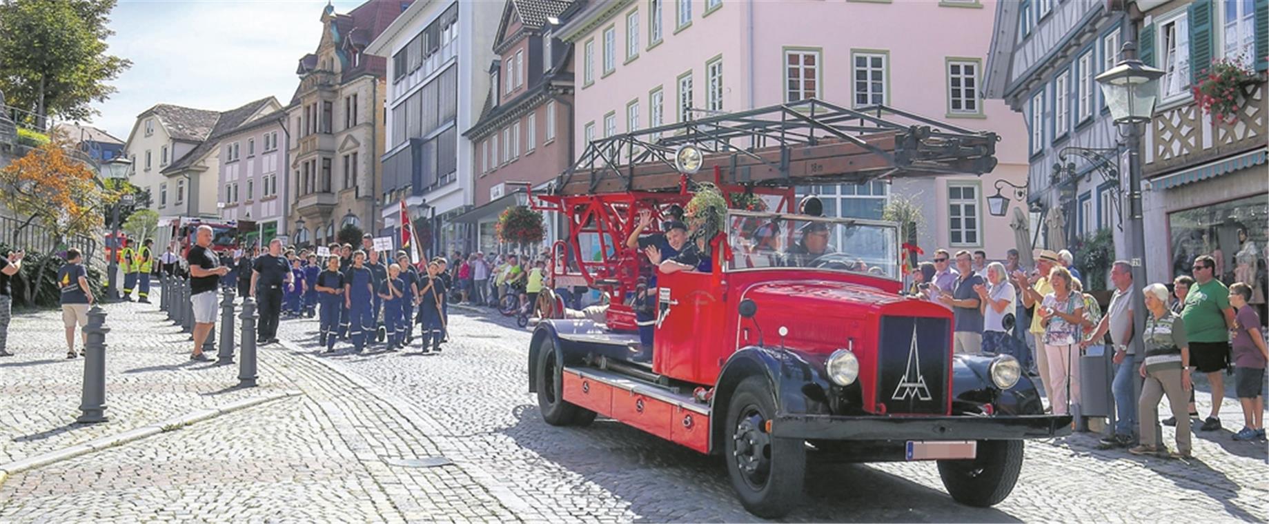 Noch vor etwa 60 Jahren wurde damit gelöscht: Die Winnender Feuerwehr fuhr mit einer historischen Drehleiter beim Umzug der Jugendfeuerwehren mit.Fotos: A. Becher