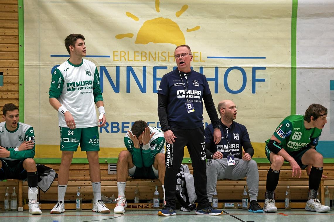 Noch warten Trainer Volker Blumenschein (Mitte) und die HCOB-Handballer in der Aufstiegsrunde auf den ersten Sieg. Das soll sich am 1. Mai ändern. Dafür braucht es allerdings eine Überraschung in eigener Halle gegen das favorisierte Team des EHV Aue. Foto: Alexander Becher