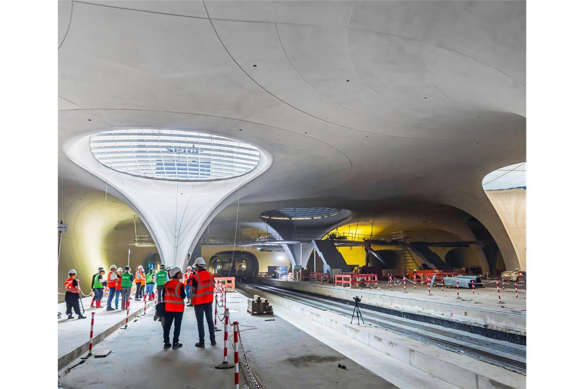 Ende 2026 rollen erste Züge durch den Durchgangsbahnhof Noch wird auf der Bahnhofsbaustelle gearbeitet. Aber Ende 2026 sollen die ersten Züge rollen.