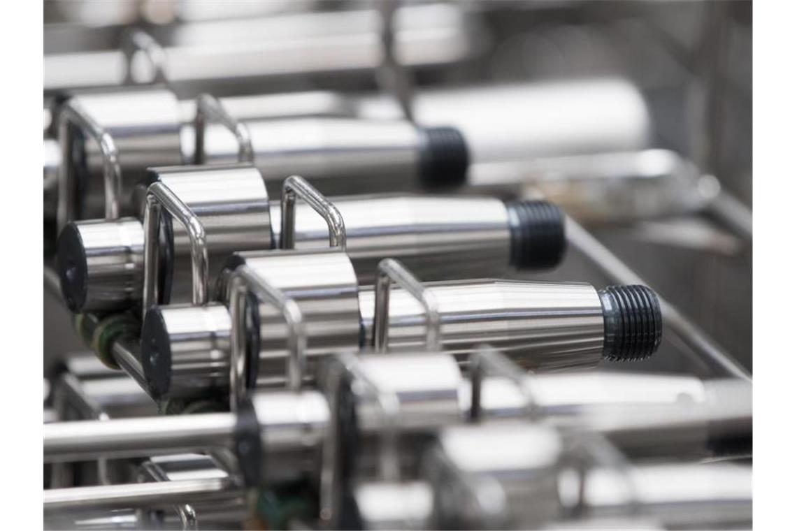 Produktion und Aufträge: Engpässe bremsen deutsche Industrie Nockenwellen liegen in der Produktion eines Automobilzulieferers auf einem Gestell. Foto: Sebastian Kahnert/dpa-Zentralbild/dpa