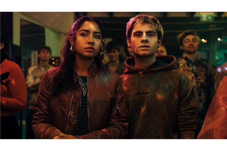 Nola (Samira Breuer) und Corvin (Florian Geißelmann) suchen die Macher der "Schattenseite".