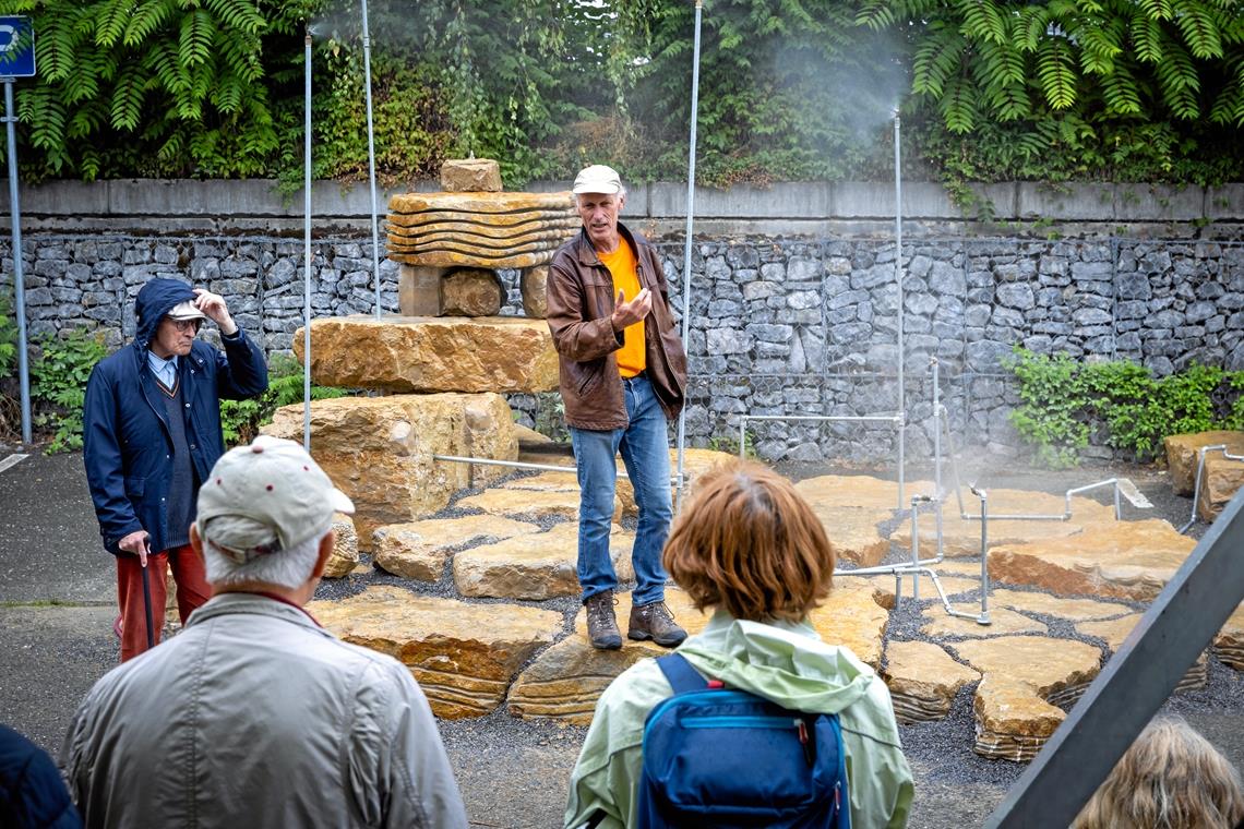 Die Leichtigkeit des Steins Norbert Kempf (Mitte) präsentiert das „Brockengespenst“, welches beim Bildhauersymposium entstanden ist. Foto: Alexander Becher