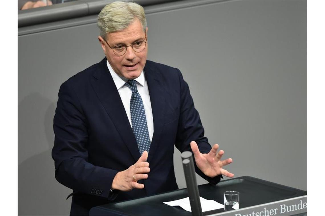 Norbert Röttgen hat sich skeptisch zu weiteren Einschränkungen für die Aufklärungsarbeit des Bundesnachrichtendienstes geäußert. Foto: Sven Braun/dpa