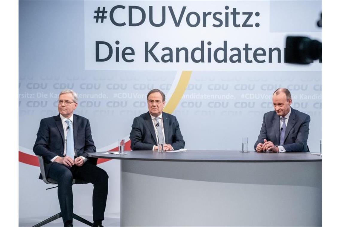 Norbert Röttgen (l-r), Armin Laschet und Friedrich Merz sitzen vor Beginn einer Diskussionsrunde im Konrad-Adenauer-Haus. Foto: Michael Kappeler/dpa/Archivbild