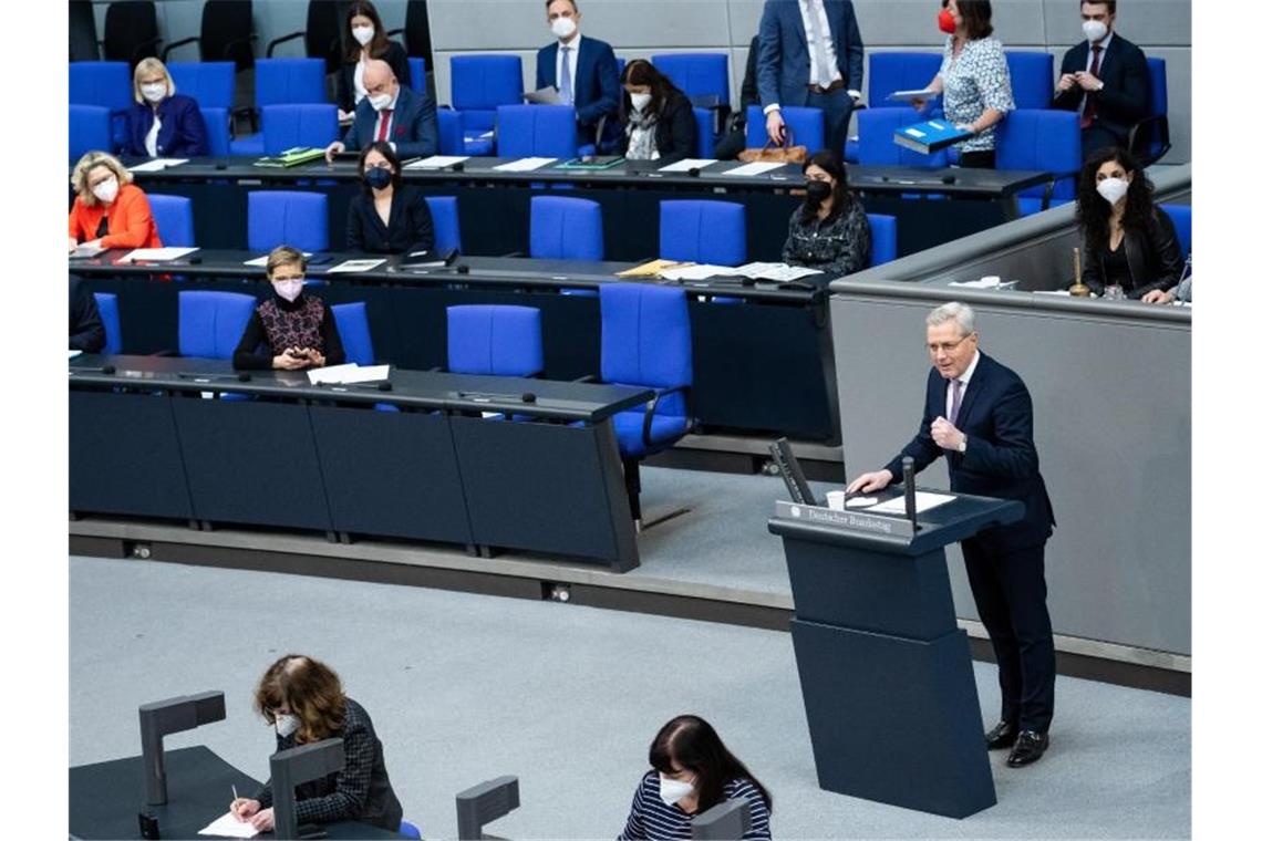 Bundestag verlängert Irak-Einsatz mit großer Mehrheit Norbert Röttgen: Der Irak braucht internationale Stabilisierungsunterstützung. Foto: Bernd von Jutrczenka/dpa