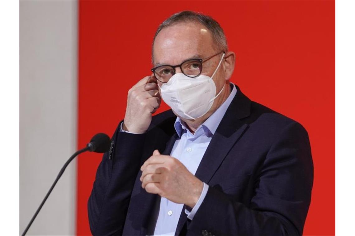 Walter-Borjans: „Es gibt Mehrheiten diesseits von CDU“ Norbert Walter-Borjans (SPD) kommt ins Willy-Brandt-Haus. Foto: Jörg Carstensen/dpa
