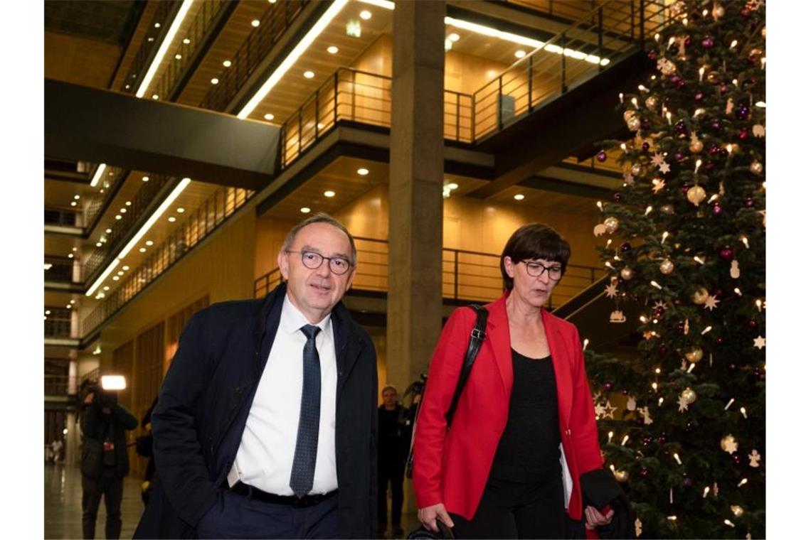 Norbert Walter-Borjans und Saskia Esken am Donnerstag auf dem Weg zum Kennlerntreffen mit den Vorsitzenden der Unions-Parteien. Foto: Fabian Sommer/dpa